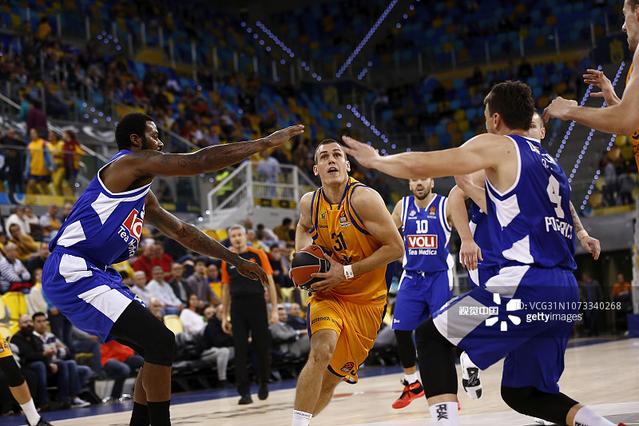 英超-特罗萨德替补破门 阿森纳1-2遭维拉读秒绝杀（英超：特罗萨德替补建功，阿森纳1-2被维拉补时绝杀）