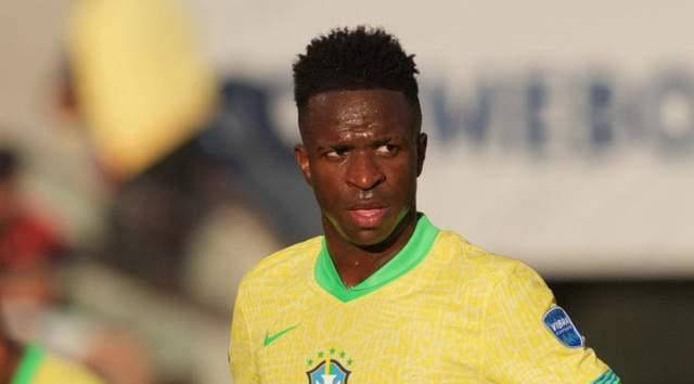 不满判罚，西蒙尼向裁判抗议：你不会给维尼修斯出牌的（西蒙尼不满判罚，质问裁判：为何不向维尼修斯出牌？）