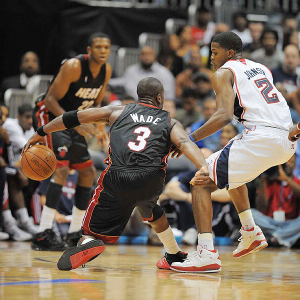 篮球湖人官宣老将复出，防守端迎来补强（湖人官方宣布老将回归，防守实力再度提升）