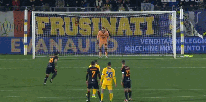 扛起球队进攻！基昂特·乔治半场18分5助攻带队压制湖人（基昂特·乔治火力全开：半场18分5助攻，率队压制湖人）