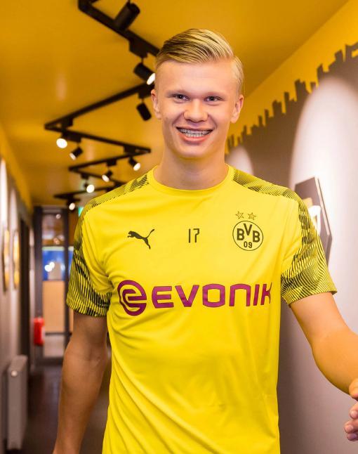 36岁哈登仍具备超强战力！场均26+8多队关注 两举措无愧暖心偶像（36岁哈登战力不减：场均26+8获多队青睐，两大善举尽显暖心偶像风范）