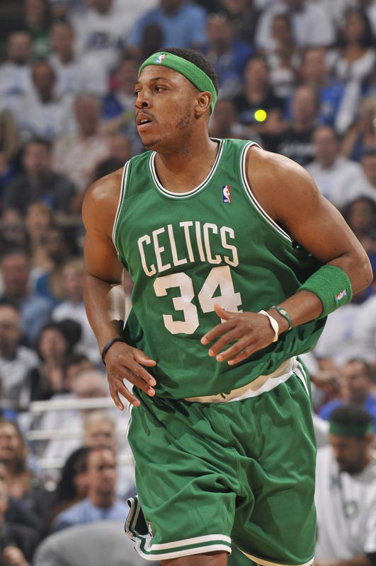 伦纳德32+12攻防两端立功，12次罚球全中创个人新高（伦纳德攻守俱佳轰32分12板，罚球12罚12中创生涯新高）