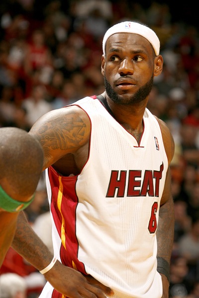 体坛记忆｜库里致敬爱德华兹，在投进三分之后库里看向了爱德华兹（体坛记忆｜库里三分命中后看向爱德华兹致敬）