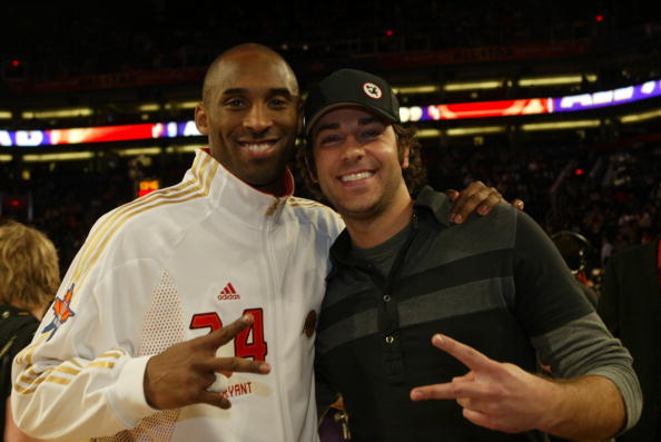 一记扣篮点燃全场（震撼灌篮引爆全场）